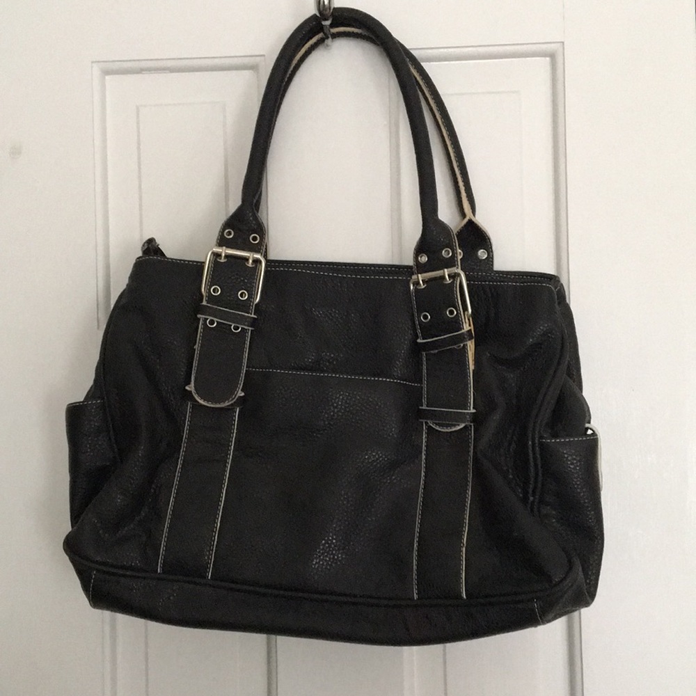 Black leather buckled purse w lots of pockets